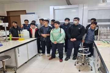 بازدید دانش‌آموزان مدرسه پسرانه کادوس رشت از دانشکده داروسازی